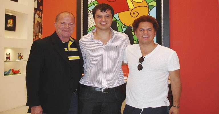 O artista plástico Romero Britto visita o estúdio de arte de seu irmão Robson Britto (à dir.), e recebe o jornalista Domingos Zurita, em SP.