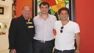 O artista plástico Romero Britto visita o estúdio de arte de seu irmão Robson Britto (à dir.), e recebe o jornalista Domingos Zurita, em SP.