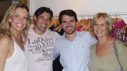 Marco Ferrão, Diego Jatobá, secretário de Turismo de Ipojuca, PE, e Sonia Matheus no lançamento, em SP, de coleção da grife da...