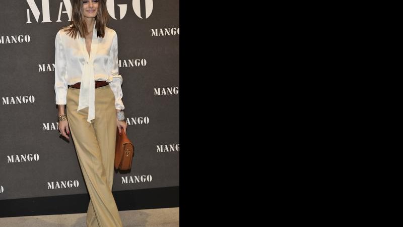 Olivia Palermo é a prova de que acessórios fazem toda a diferença. A trendsetter, de estilo clássico e romântico, consegue dar ar jovial à camisa branca com calça camelo - Getty Images