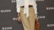 Olivia Palermo é a prova de que acessórios fazem toda a diferença. A trendsetter, de estilo clássico e romântico, consegue dar ar jovial à camisa branca com calça camelo - Getty Images