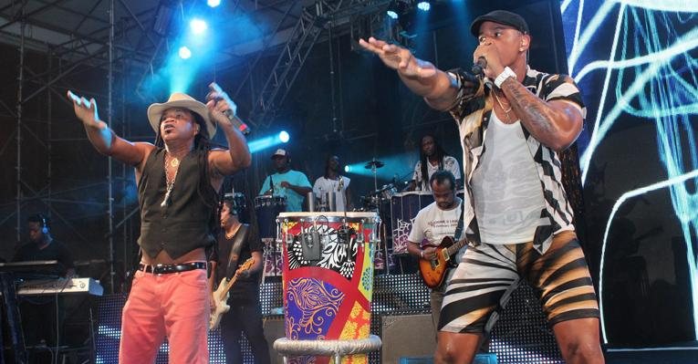 Léo Santana recebe Carlinhos Brown em show - Uran Rodrigues