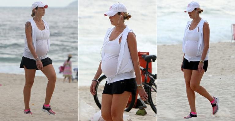 Grávida, Luana Piovani caminha em praia do Rio de Janeiro - Gil Rodrigues/Photo Rio News