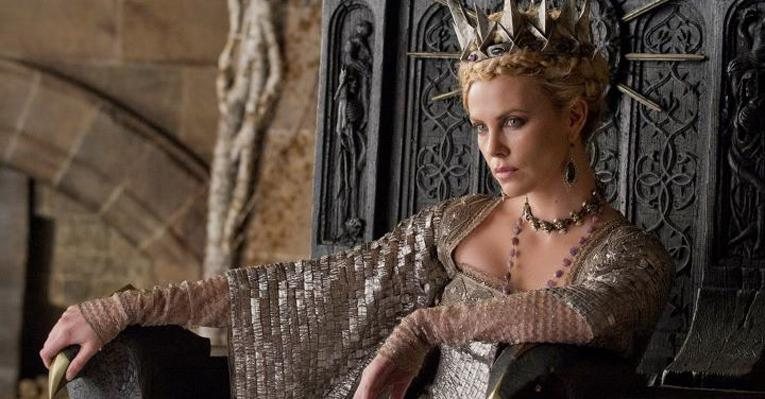 Charlize Theron em sua forma de Rainha Má - Reprodução / Facebook