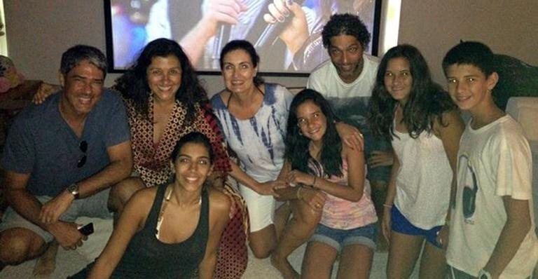 William Bonner e Fátima Bernardes com os filhos Vinícius, Laura e Beatriz e Regina Casé - Reprodução/Twitter