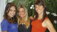 No seu novo salão, em SP, Chris Paro (ao centro) recebe Talitha Morete e Elisa Stecca.