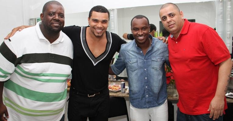 Mc Naldo com os amigos do Exaltasamba - Vinicius Eduardo / AgNews