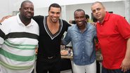 Mc Naldo com os amigos do Exaltasamba - Vinicius Eduardo / AgNews