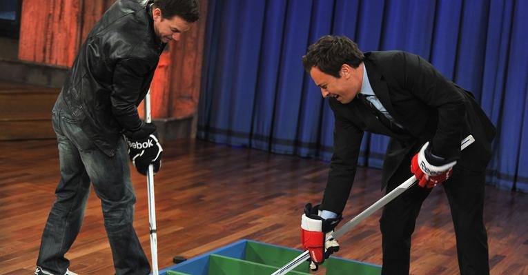 Mark Wahlberg vence Jimmy Fallon em partida de Box Hockey - Getty Images