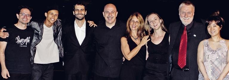 André Cunha, John Lennon da Silva, João Bittencourt, José Staneck, Claudia Tolipan, o casal Mariana e David Chew e Denise Ushikubo se cumprimentam após exibição do projeto Cello Dance, no Teatro Sérgio Cardoso, SP.