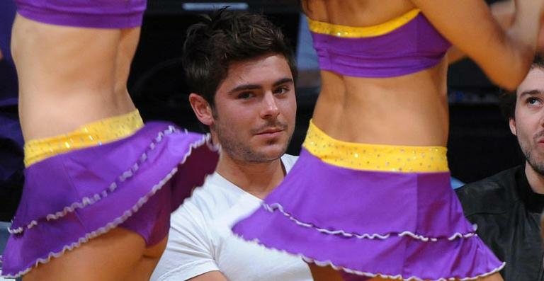 Zac Efron admira líderes de torcida em Los Angeles - GrosbyGroup