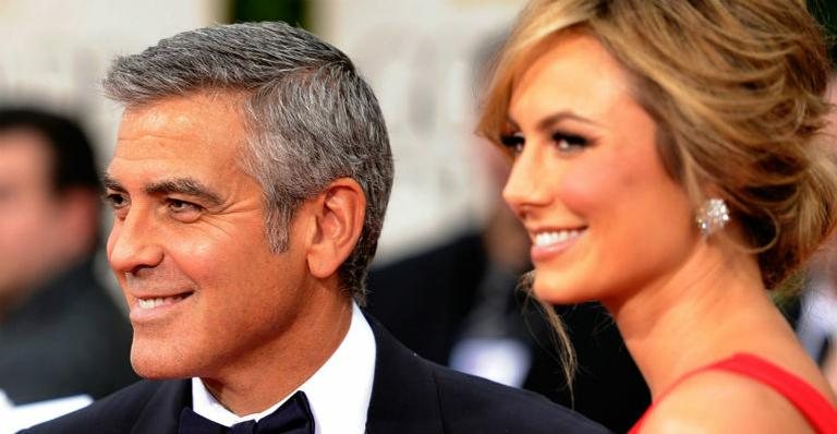 George Clooney e a namorada, Stacy Keibler, no Globo de Ouro 2012 - Getty Images