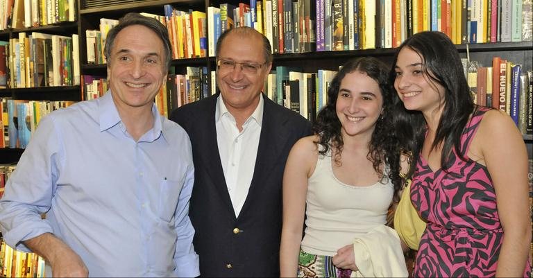 Fábio Feldmann lança livro em SP e recebe o governador Geraldo Alckmin, e as filhas, Carol e Fernanda.