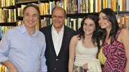 Fábio Feldmann lança livro em SP e recebe o governador Geraldo Alckmin, e as filhas, Carol e Fernanda.