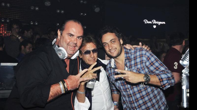 O DJ Jack E e o empresário Roberto Caan curtem agito no clube noturno do empresário André Sada, em Florianópolis, em Santa Catarina.