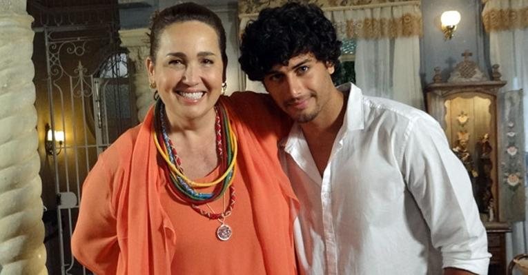 Jesus Luz grava com Claudia Jimenez em 'Aquele Beijo' - Aquele Beijo/TV Globo