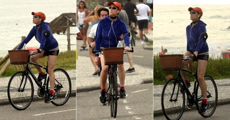 Christiane Torloni pedala na orla da Barra da Tijuca, no Rio de Janeiro - Marcos Ferreira / Photo Rio News