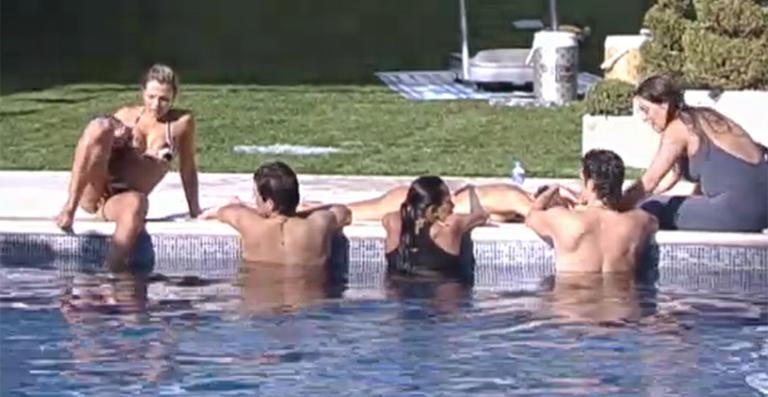 BBB12: Brothers relaxam na piscina, após prova da comida - Reprodução