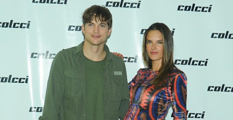 Ashton Kutcher e Alessandra Ambrosio posam juntos no SPFW - João Passos