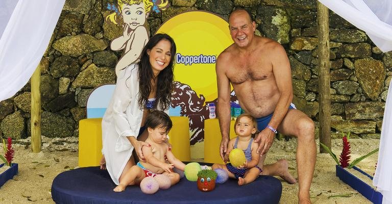 No Espaço Kids de Coppertone, feito com eucaliptos de reflorestamento e pufes de couro ecológico, os atores brincam com os filhos. - Martin Gurfein