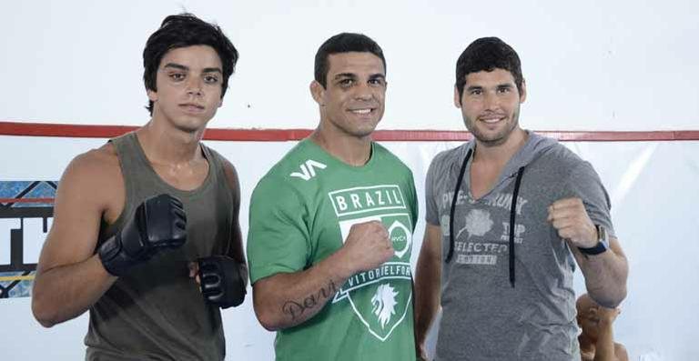 Vitor Belfort contracena com Rodrigo Simas e Dudu Azevedo em 'Fina Estampa' - Divulgação/ Rede Globo