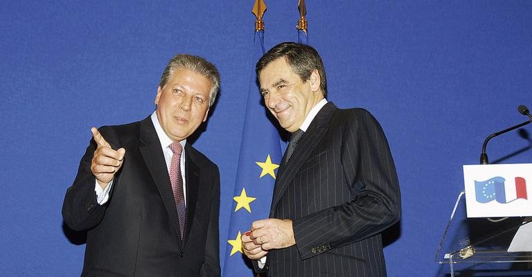 François Fillon, primeiroministro francês, condecora José Carlos Grubisich por sua atuação na presidência paulista de rede educacional e cultural francesa, no DF.