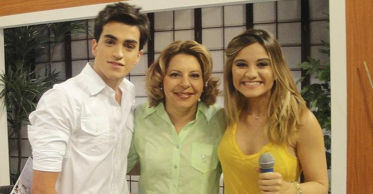 A dupla Brunna e Mateus participa do programa de Nice Passos, ao centro, da Rede Aparecida, em São Paulo.