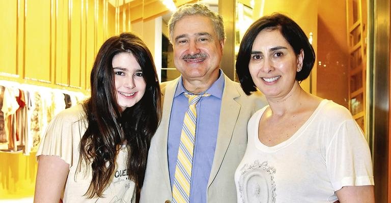 Prestigiada por Helena, sua filha, e pelo marido, Johnny Saad, Claudia Bork Saad abre loja de camisetas, em SP.