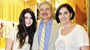 Prestigiada por Helena, sua filha, e pelo marido, Johnny Saad, Claudia Bork Saad abre loja de camisetas, em SP.