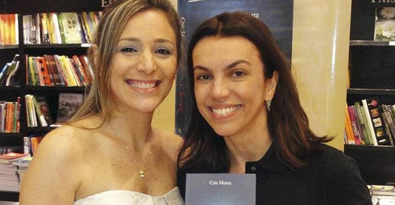 A escritora Cris Motta é prestigiada pela apresentadora Ana Paula Araújo em lançamento de livro, no Rio.