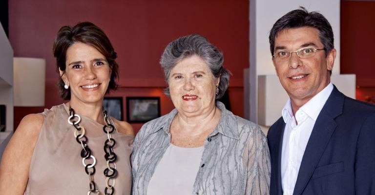 Em SP, Renata Amaral, Carolina Szabó e Reinaldo Vido em noite que premiou designers de interiores.