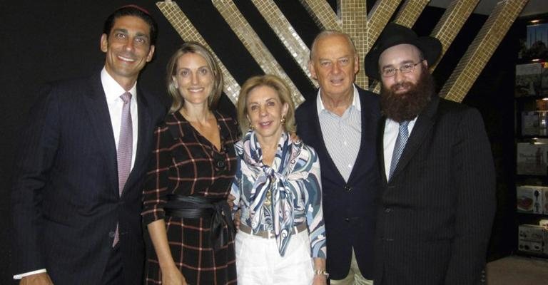 Em São Paulo, os casais Ricardo e Rosanne Behar e Bete e Marcos Arbaitman prestigiam festa de chanukah com o rabino Dovid Goldberg.