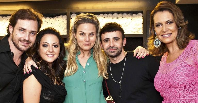 Os sócios Guido Pavan Neto, Larissa Zayat e Eron Araújo, todos de preto, abrem salão de beleza e recebem Maria Cândida e Patrícia Naves, na capital paulista.