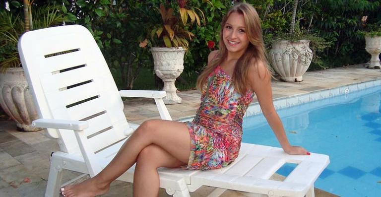 Atriz Carla Diaz curte feriado em Búzios, no Rio de Janeiro