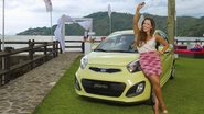 A atriz ergue a chave do Novo Kia Picanto. - Caio Guimarães, Lipe Borges, Marcio Nunes e Martin Gurfein