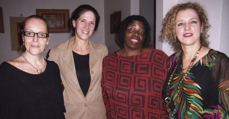 Cris Ferri e Adriana Muniz de Mello com a cantora Misty e a pianista Christianne Neves.