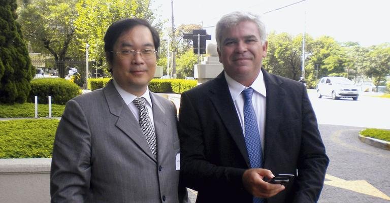 Henrique Oti Shinomata, e Mauricio Ceschin em evento sobre saúde, em São Paulo.