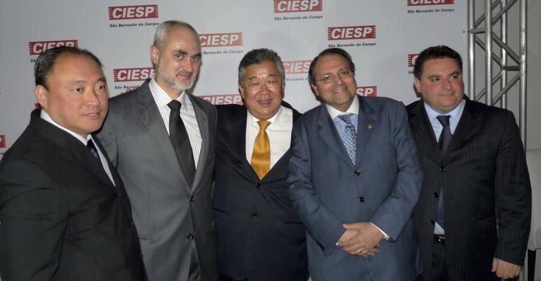 Hitoshi Hyodo, Sheikh Jihad Hassan Hammadeh, Mauro Miaguti, Humberto Barbato Neto e Cláudio Barberini Júnior na cerimônia de posse da nova diretoria do Ciesp SBC, em São Bernardo do Campo, no ABC paulista.