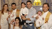 Os padres Joemil e Ziad batizam os gêmeos Ana Carolina e Rafael Luiz Gorab, filhos dos dentistas Daniella Nadal Gorab e Rogério Gorab, com os outros filhos Matheus, no colo, e Mariah Fernanda, na Igreja Nossa Senhora do Brasil, em SP.