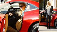 Paris Hilton passeia de Ferrari pela Califórnia, nos Estados Unidos - The Grosby Group