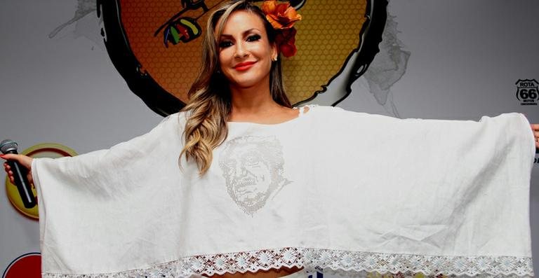 Claudia Leitte vira Gabriela em festival - Uran Rodrigues