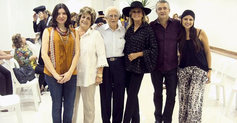 Ela confraterniza com os amigos Andréa Schostak, o casal Nádia e Osvaldo Elias, com o filho Edgard Elias, e Rebeca Garbelini.