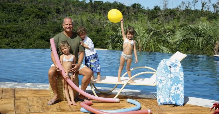 Ele se diverte com os herdeiros Giovana, Albert Lupu e Gabriela em Rio Quente, Goiás. - João Raposo e Bella Foto