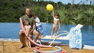 Ele se diverte com os herdeiros Giovana, Albert Lupu e Gabriela em Rio Quente, Goiás. - João Raposo e Bella Foto