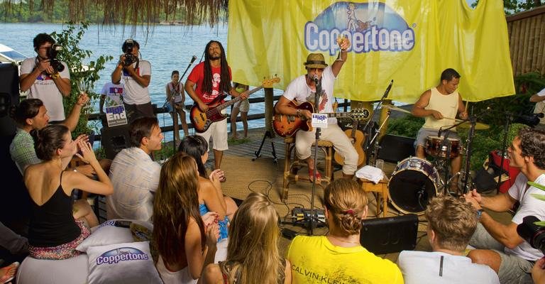 Claudio Zoli, entre os músicos Thaizininho Costa e Felipe Martins, canta acompanhado pelos convidados - Caio Guimarães, Leonardo Ervilha, Lipe Borges, Martin Gurfein, Renato Wrobel