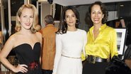 Elegante, a anfitriã é ladeada pela designer Charlotte Dellal e a mãe, a jet-setter Andrea Dellal, em sua primeira mostra fotográfica, Gauchos, em Londres. - Getty Images