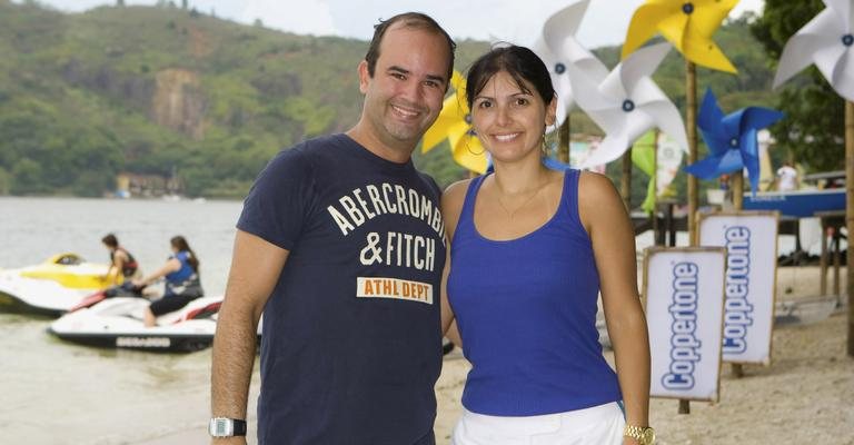 O empresário Rodrigo Coutinho e sua mulher, Isabel Coutinho, trade marketing de Coppertone, visitam o Espaço Kids da marca de protetor solar, na praia. O local, feito com eucaliptos de reflorestamento e adornado com pufes de couro ecológico, mostra toda a