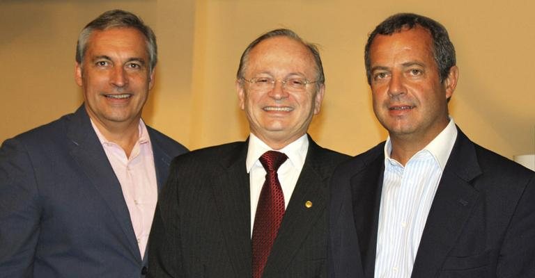 Eleito à presidência da Federação Estadual das Apaes de São Paulo, Marco Aurélio Ubiali, ao centro, é prestigiado por Cássio Clemente, diretorpresidente da Apae de SP, e Marcos Belizário, secretário municipal da Pessoa com Deficiência e Mobilidade