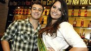 O gerente de marketing Francisco Separovic recebe a Miss Brasil Plus Size, Cléo Fernandes, em espaço gourmet de shopping em SP.