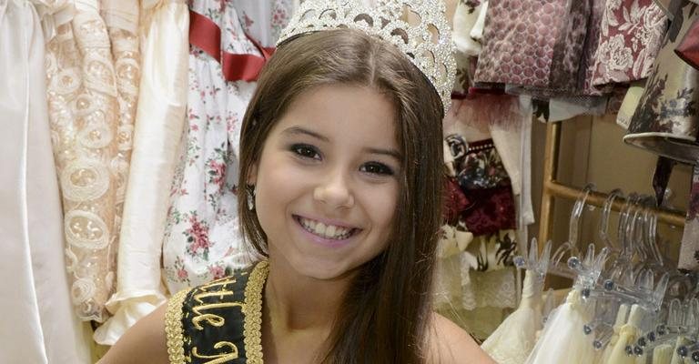 Juliê Rodrigues, Miss Universo Mirim 2012, na Feira Internacional Infanto/ Juvenil e Bebê, em São Paulo.